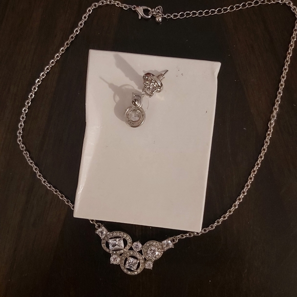 Earrings and necklace set - Picture 4 of 4